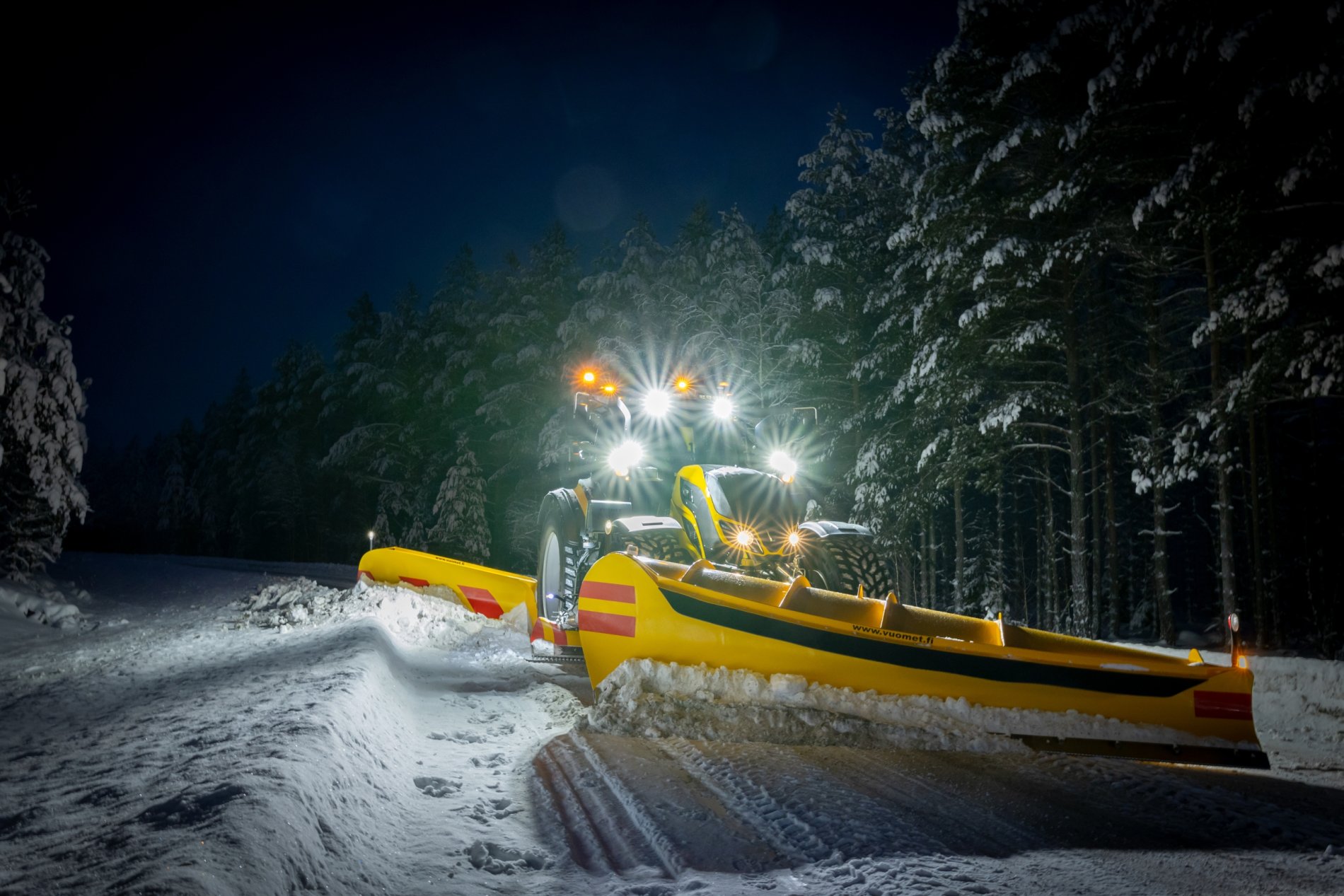 Vuomet lumiaurayhdistelmä ja Valtra T5-sarja pimeassä läheltä
