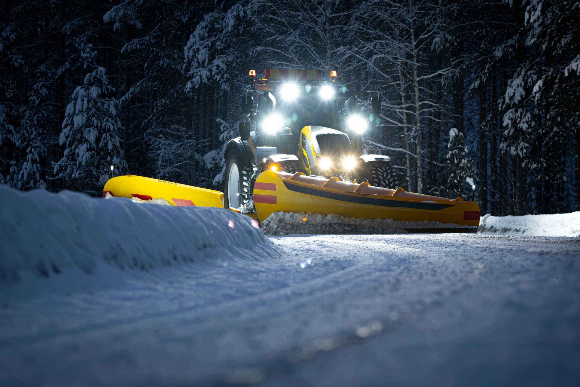 Vuomet lumiaurayhdistelmä ja Valtra T5-sarja pimieässä kurvissa