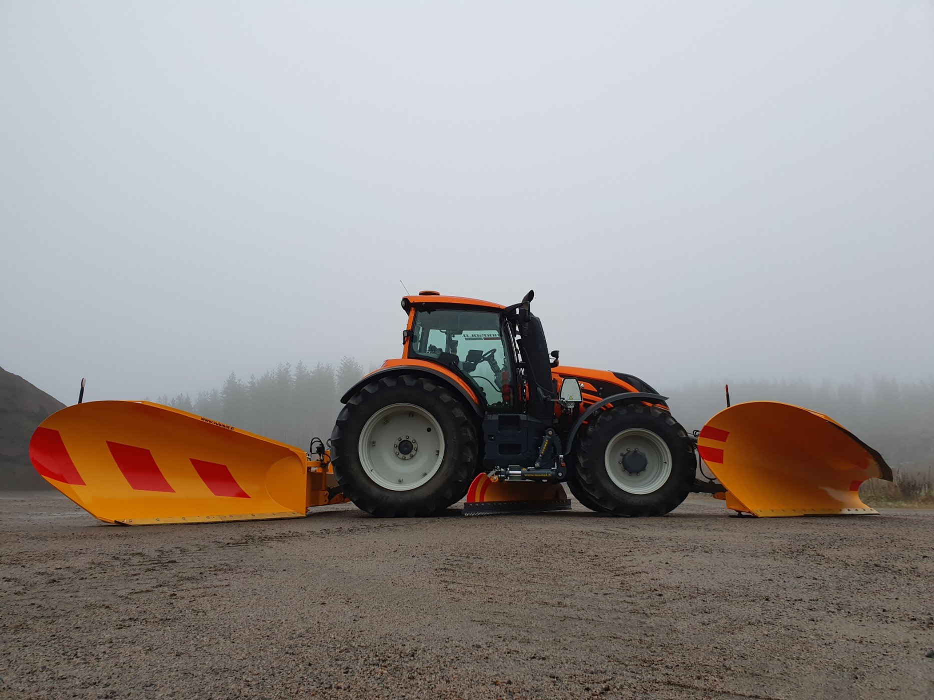 Vuomet lumiaurayhdistelmä ja Valtra T5-sarja sorakentällä
