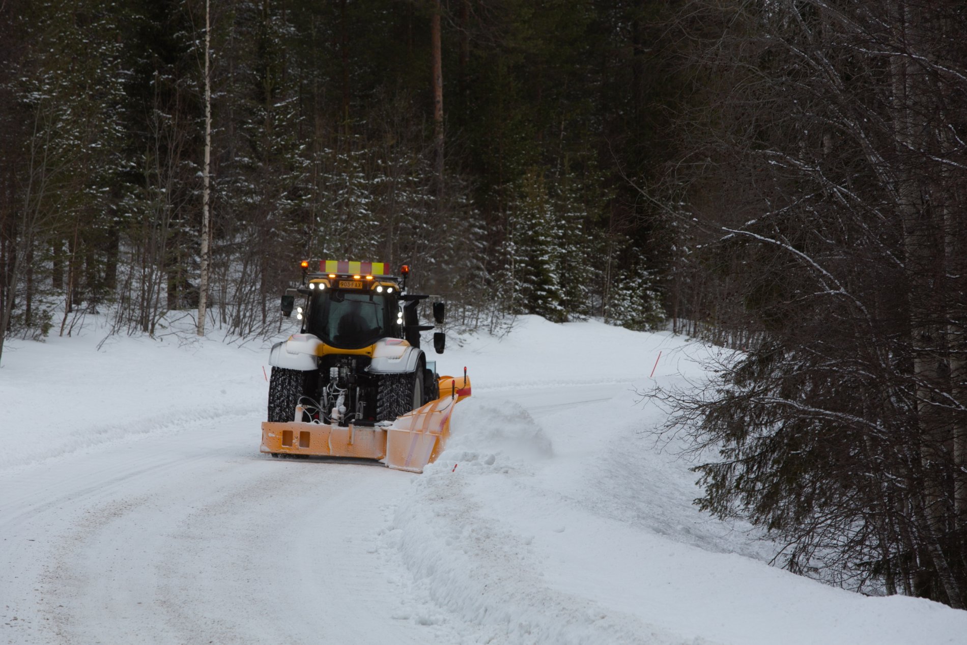 Vuomet lumiaurayhdistelmä ja Valtra T5-sarja työssä takaa