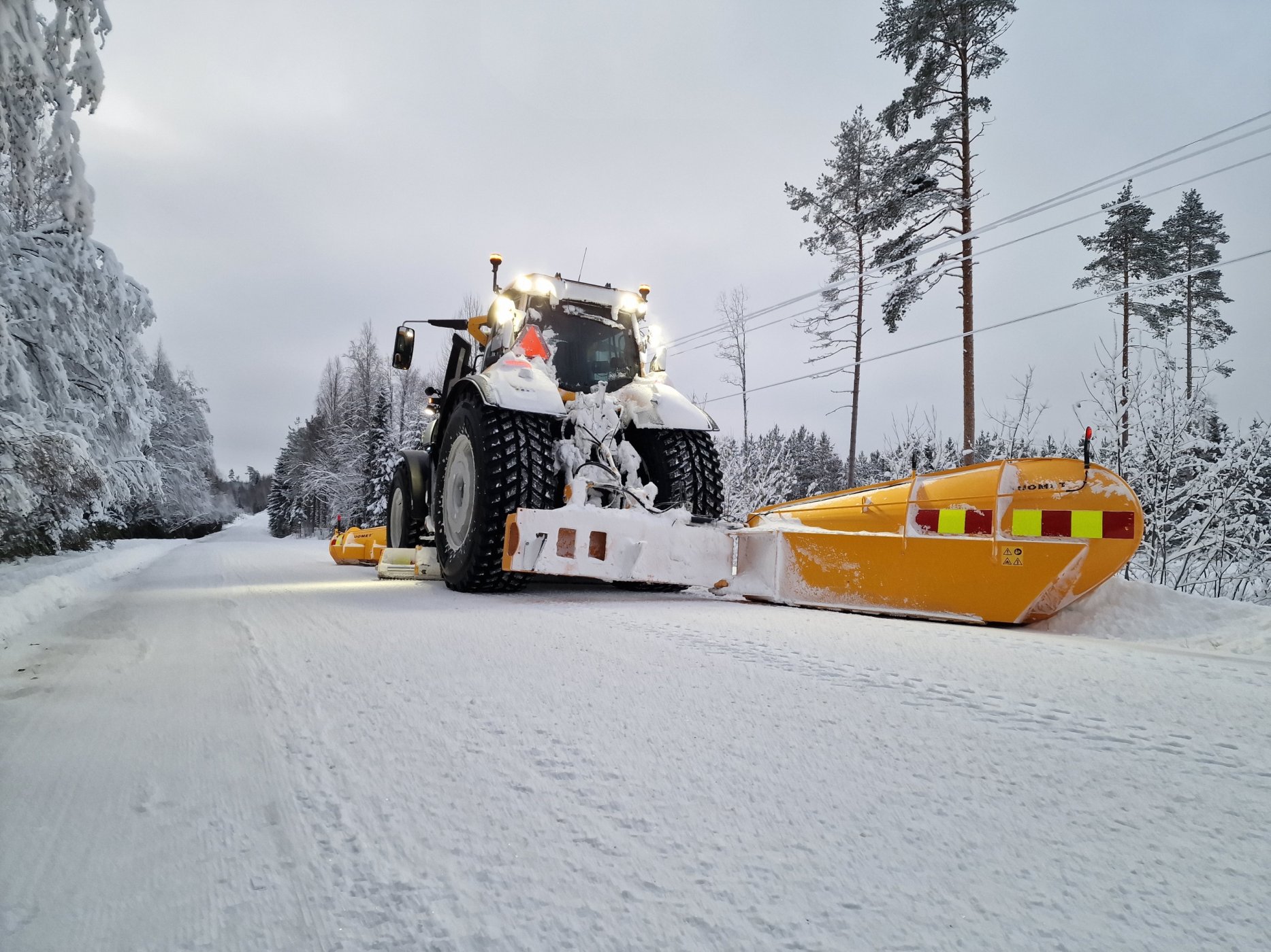 Vuomet vallileikkuri-sivuaura ja Valtra Q5-sarjan perässä takaa