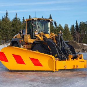 Vuomet vallileikkuri-sivurauta Volvo pyöräkoneessa etukulmasta
