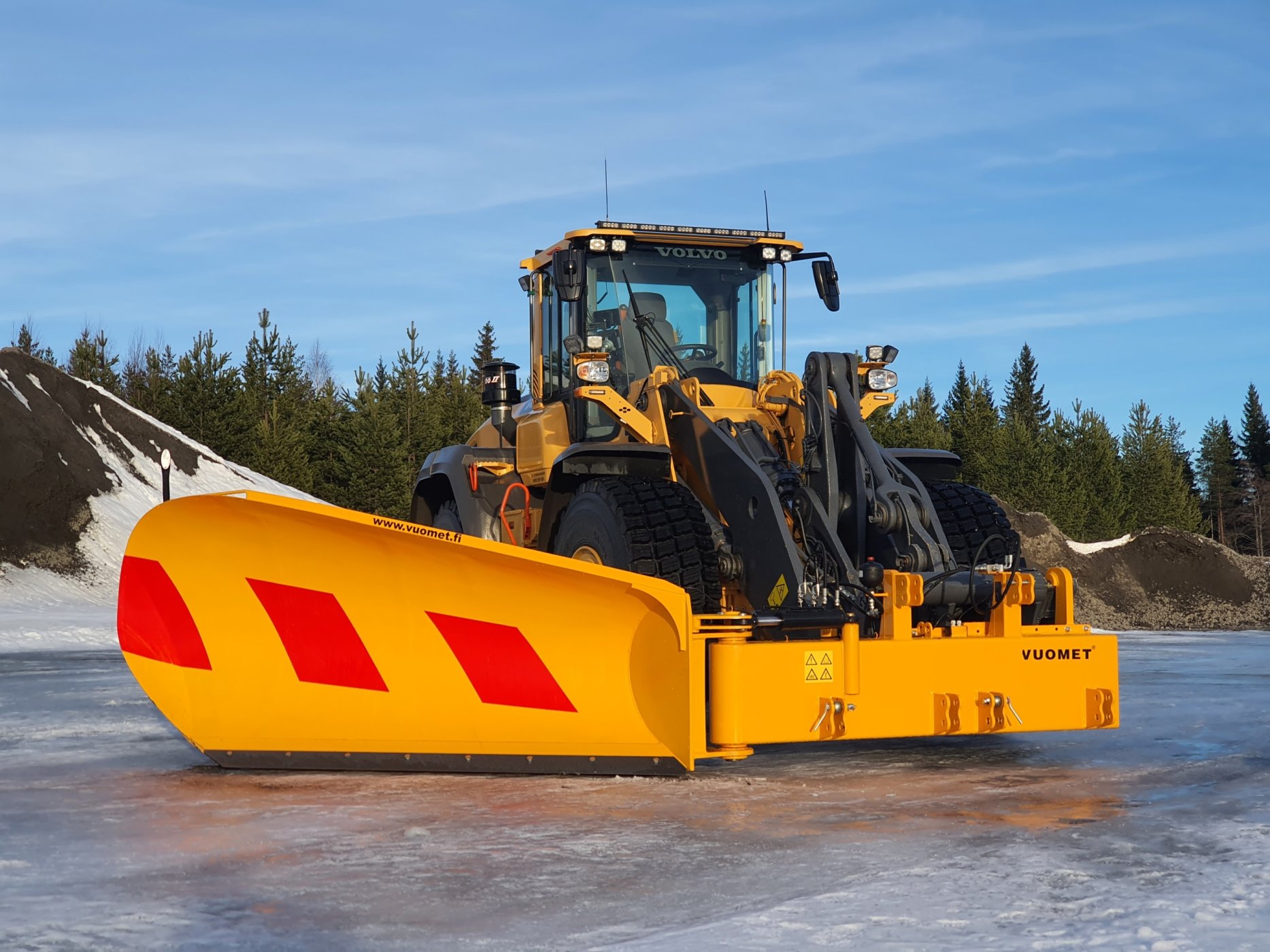 Vuomet vallileikkuri-sivurauta Volvo pyöräkoneessa etukulmasta